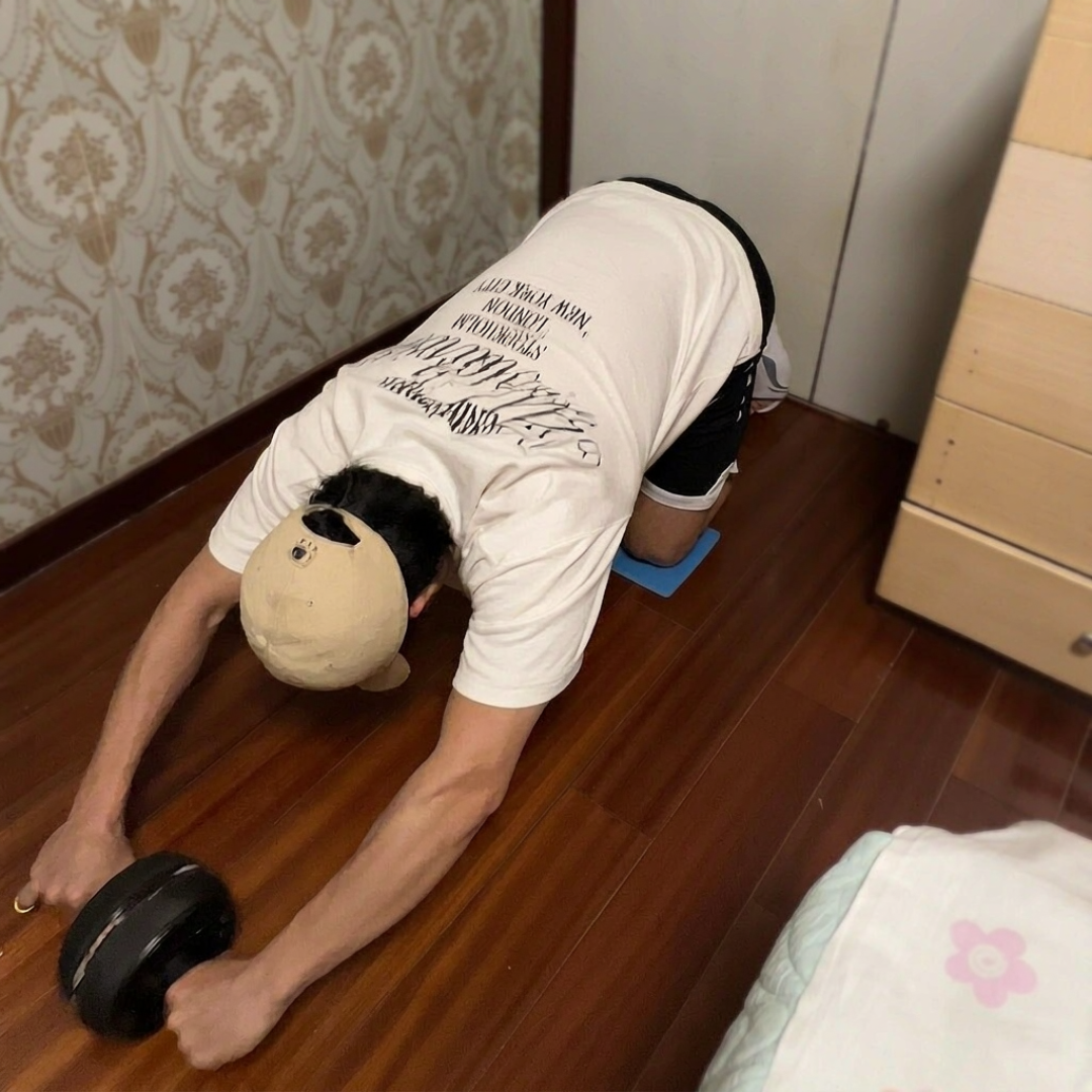 一天200个健腹轮练到拍CT：双十一想练肚子的先撑30秒