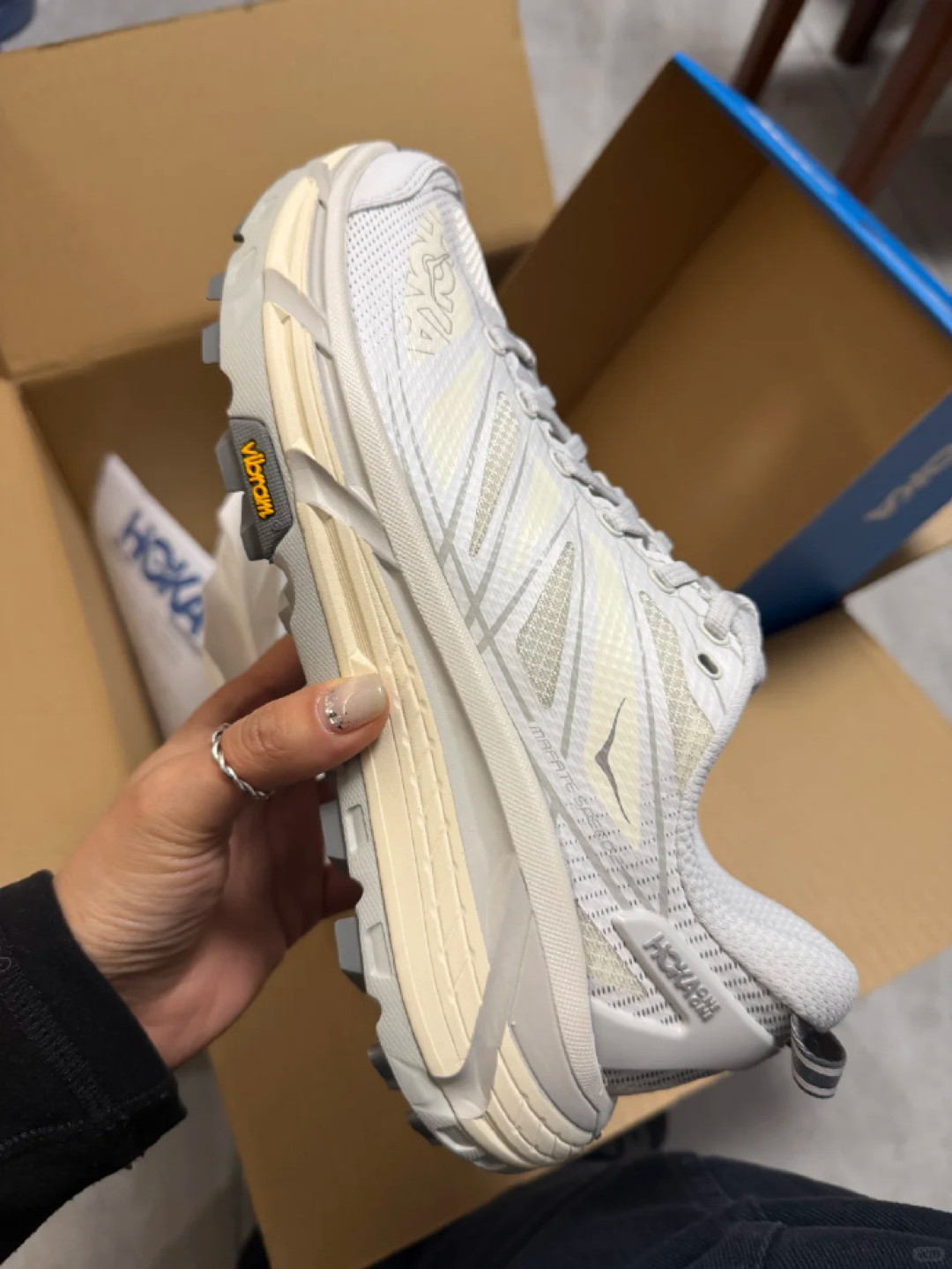 官方价1099、双11到手467：HOKA挑8的腰斩是真的，