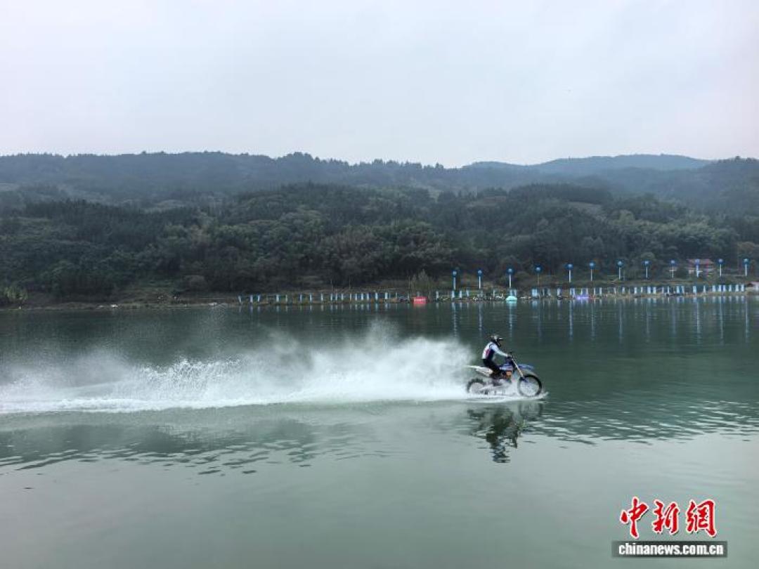 水上漂刷屏之外:6个分站冠军、油门被锁85%,张雪机车的WSBK首赛季比故事更硬核
