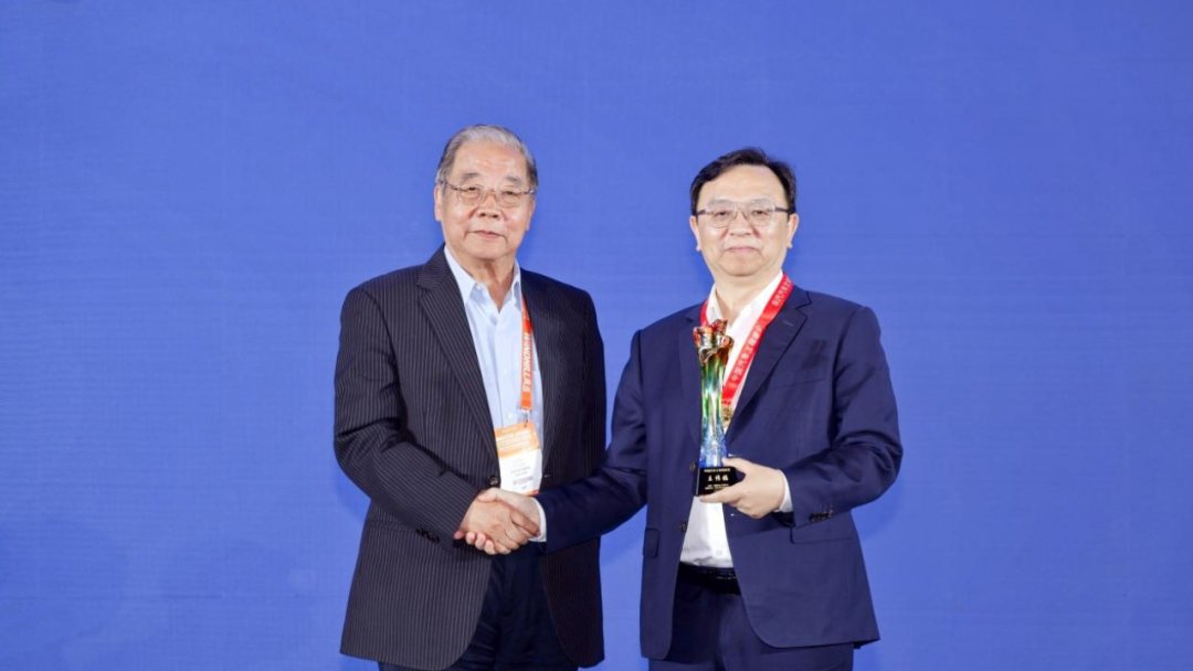 王传福拿下饶斌奖：102万员工、12万研发，这道证明题他做成了