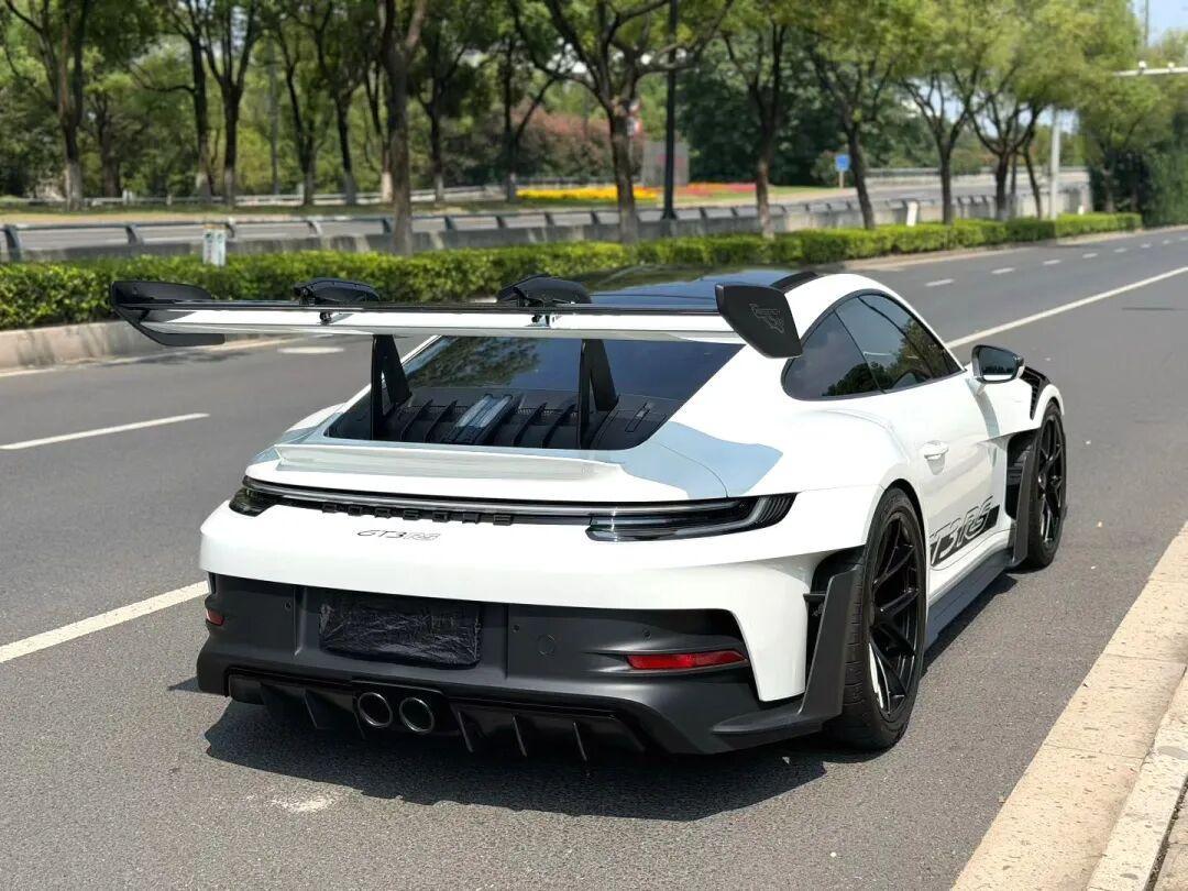卡宴裸车61.8万,911却越卖越好:保时捷正把自己拆成两半