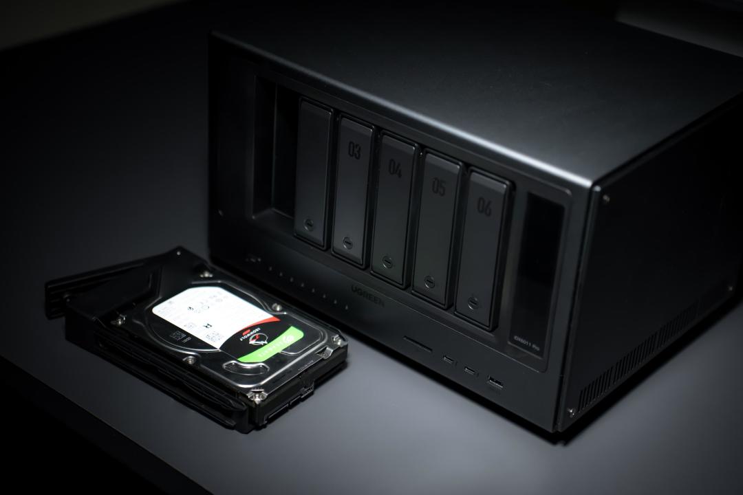 15999的绿联AI NAS,先别急着为96 TOPS买单
