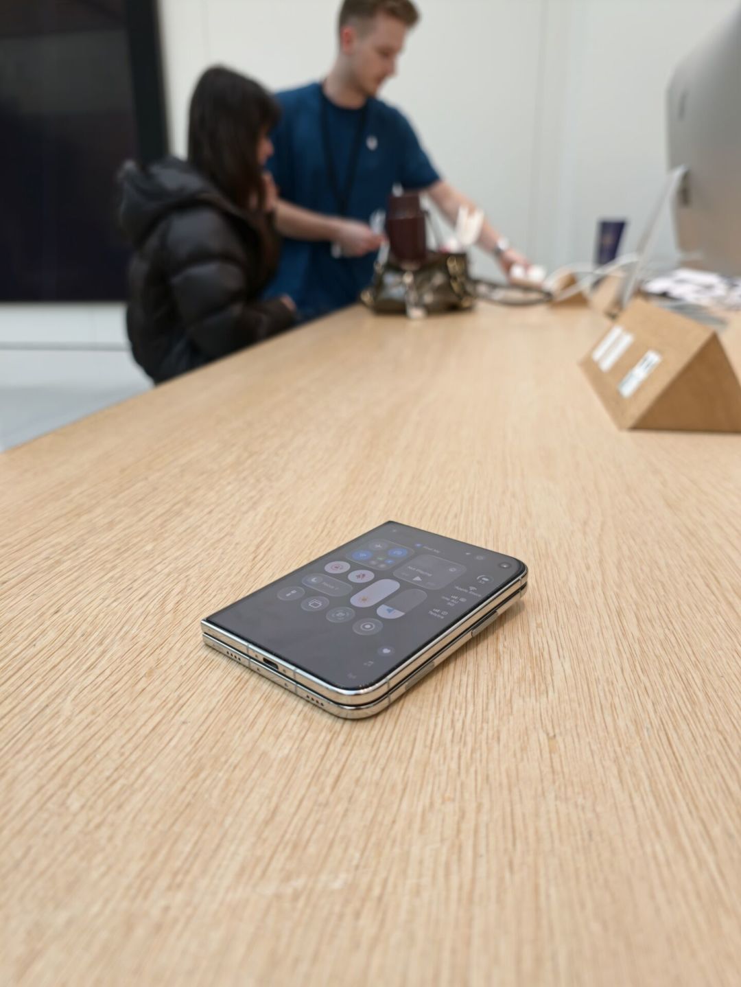 一拆封就内屏开裂：iPhone Duo炸屏风波，这3件事得先核实