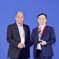 深耕自主创新,王传福荣获2026中国汽车工业最高荣誉“饶斌奖”