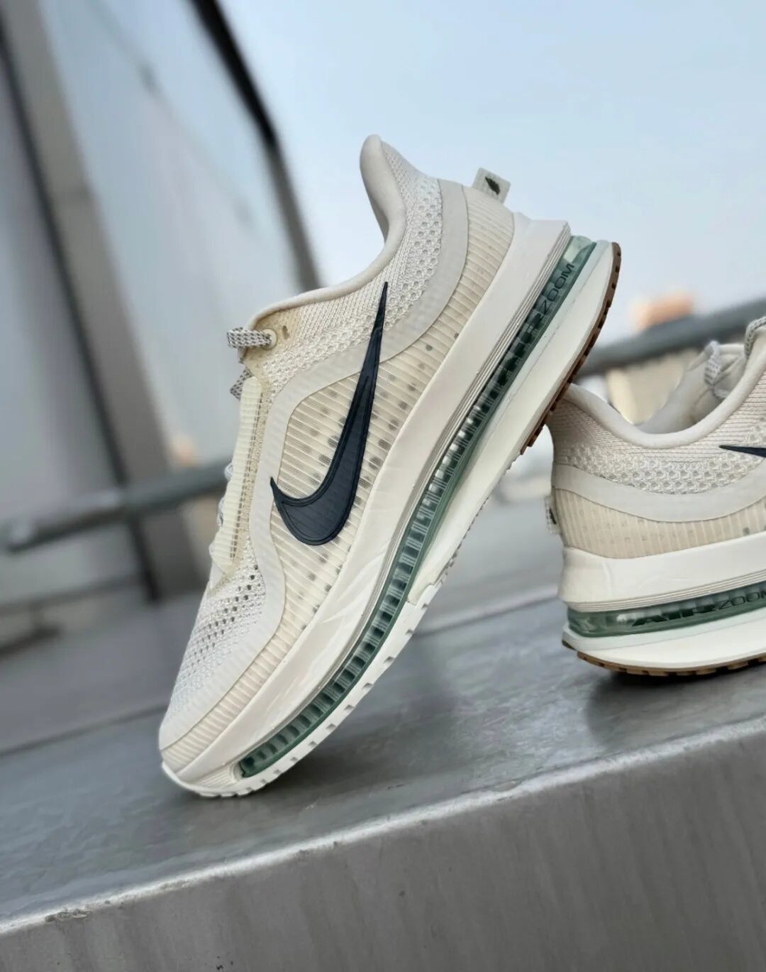 Nike Pegasus Premium:气垫弯成脚的形状,能代替碳板吗?