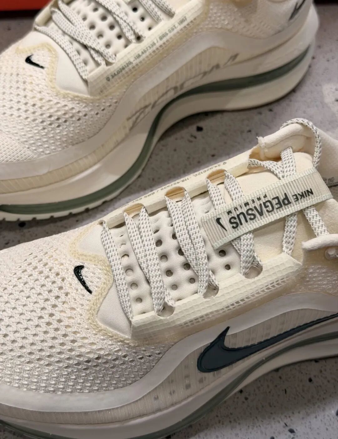 Nike Pegasus Premium:气垫弯成脚的形状,能代替碳板吗?
