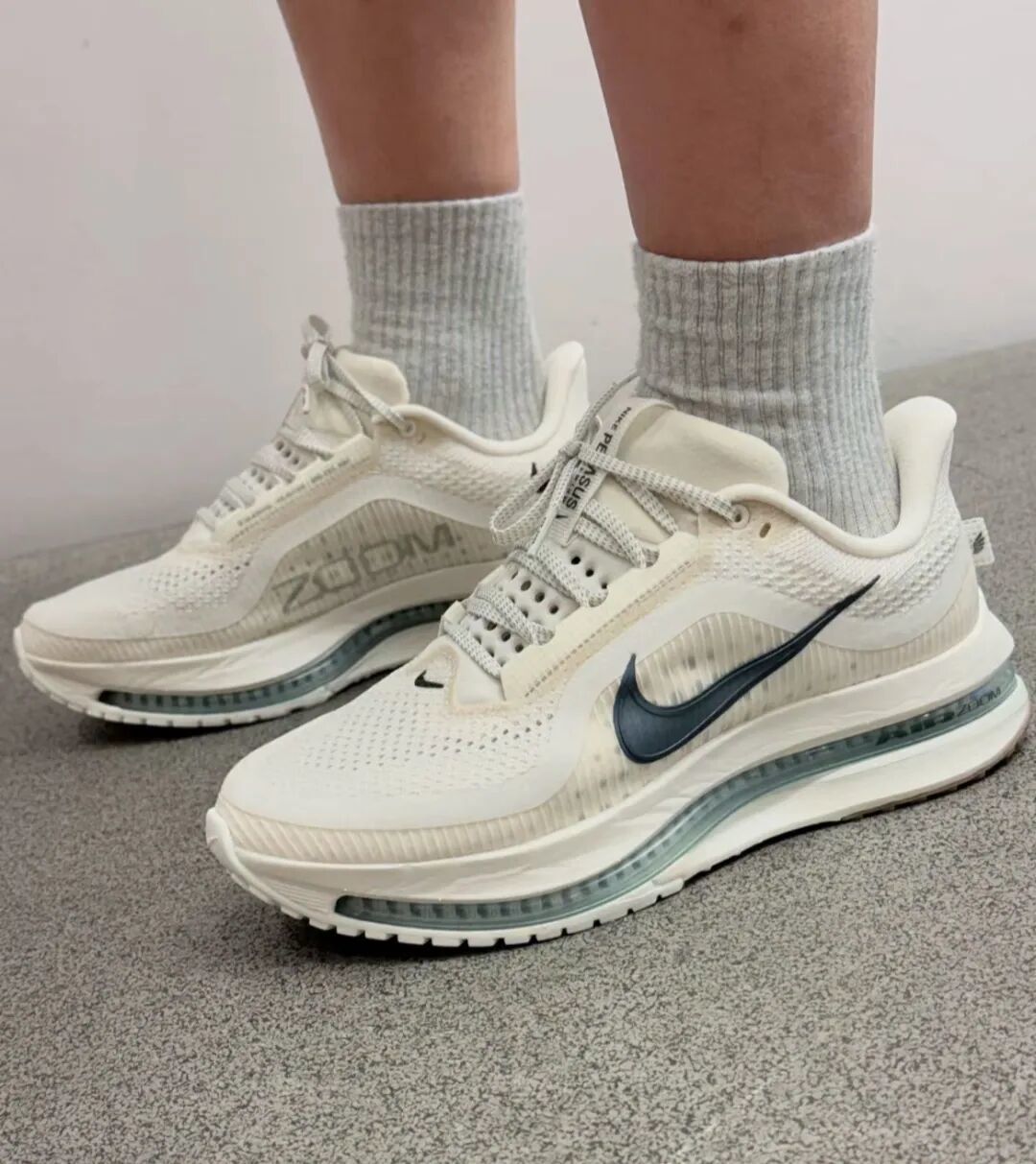 Nike Pegasus Premium:气垫弯成脚的形状,能代替碳板吗?