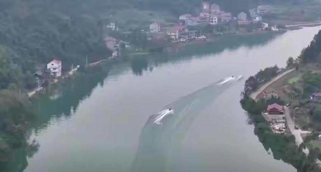 张雪在水上漂，你在雨天飘，是同一套物理