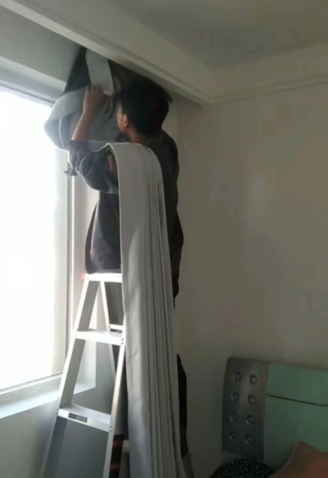 窗户关严了还漏风?先用一张纸条测出漏点:有的几块钱胶条就搞定,有的别硬修
