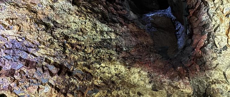 冰岛"空心火山"：直降120米，4000年的岩浆房竟是空的