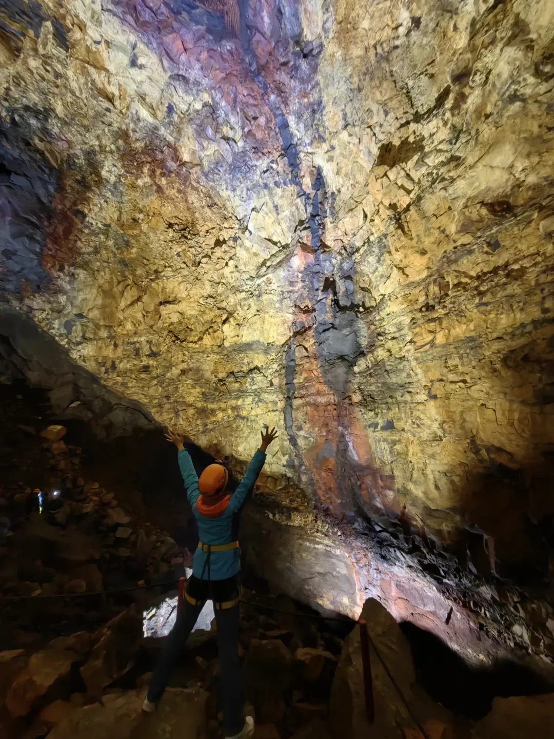 冰岛"空心火山"：直降120米，4000年的岩浆房竟是空的