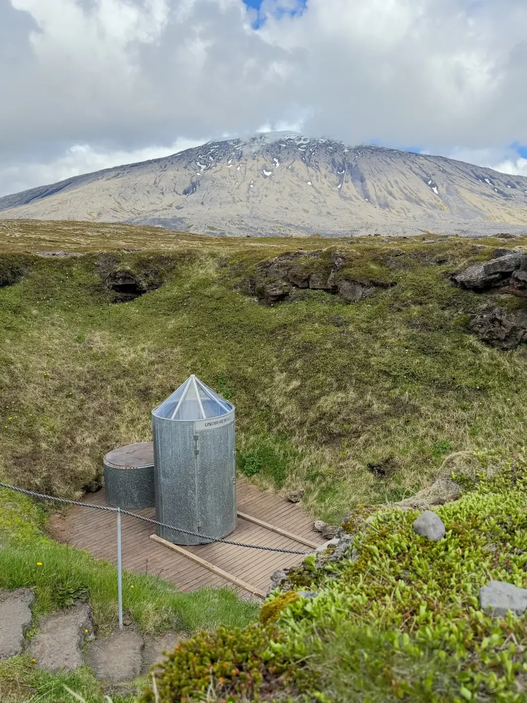 冰岛"空心火山"：直降120米，4000年的岩浆房竟是空的