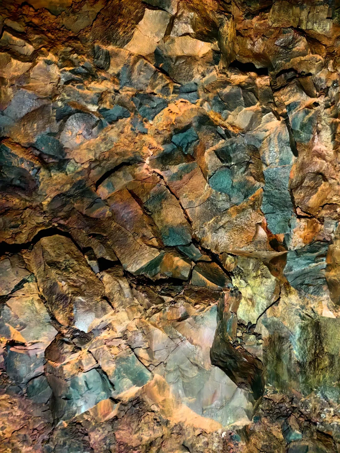 冰岛"空心火山"：直降120米，4000年的岩浆房竟是空的