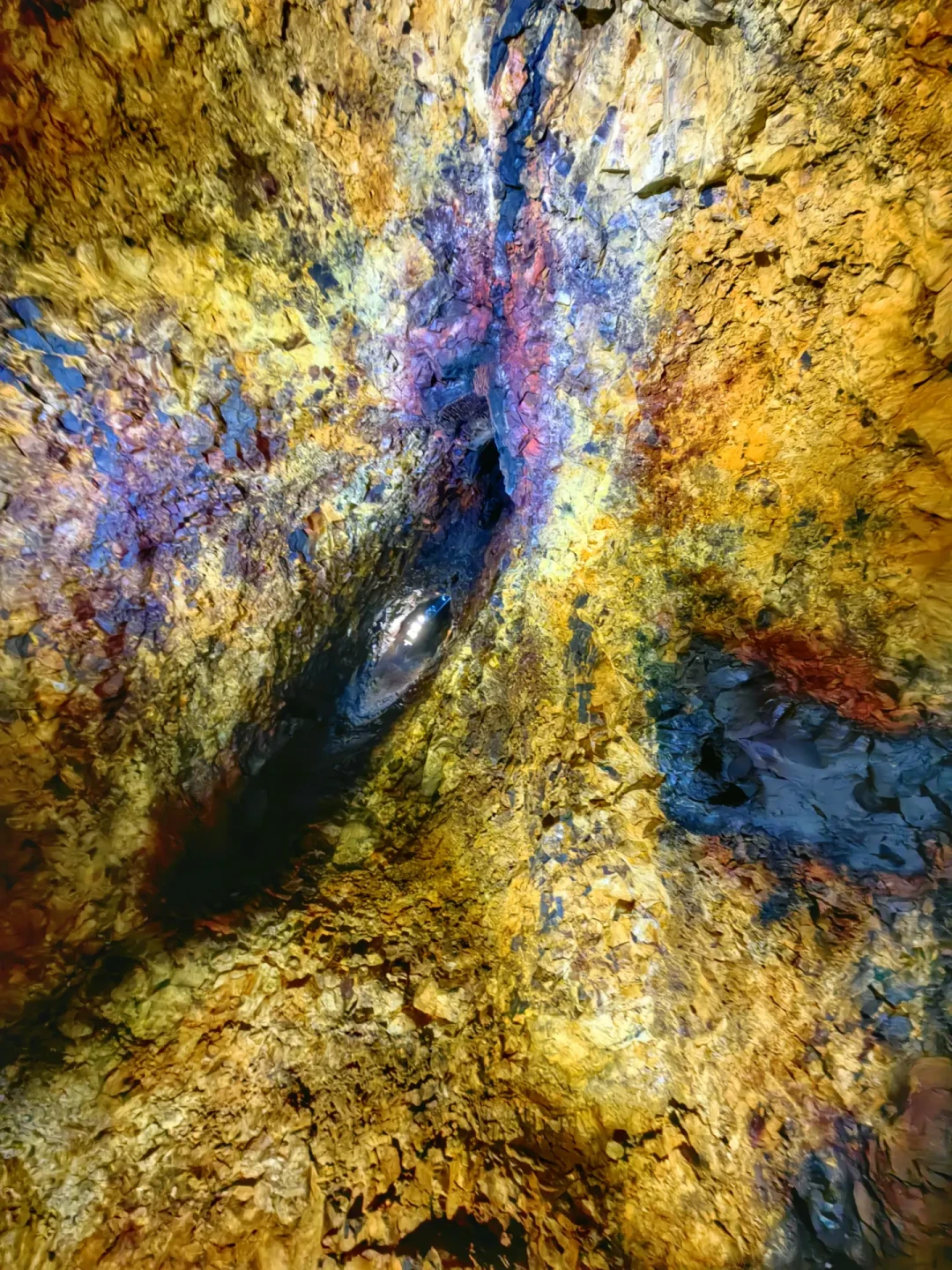 冰岛"空心火山"：直降120米，4000年的岩浆房竟是空的