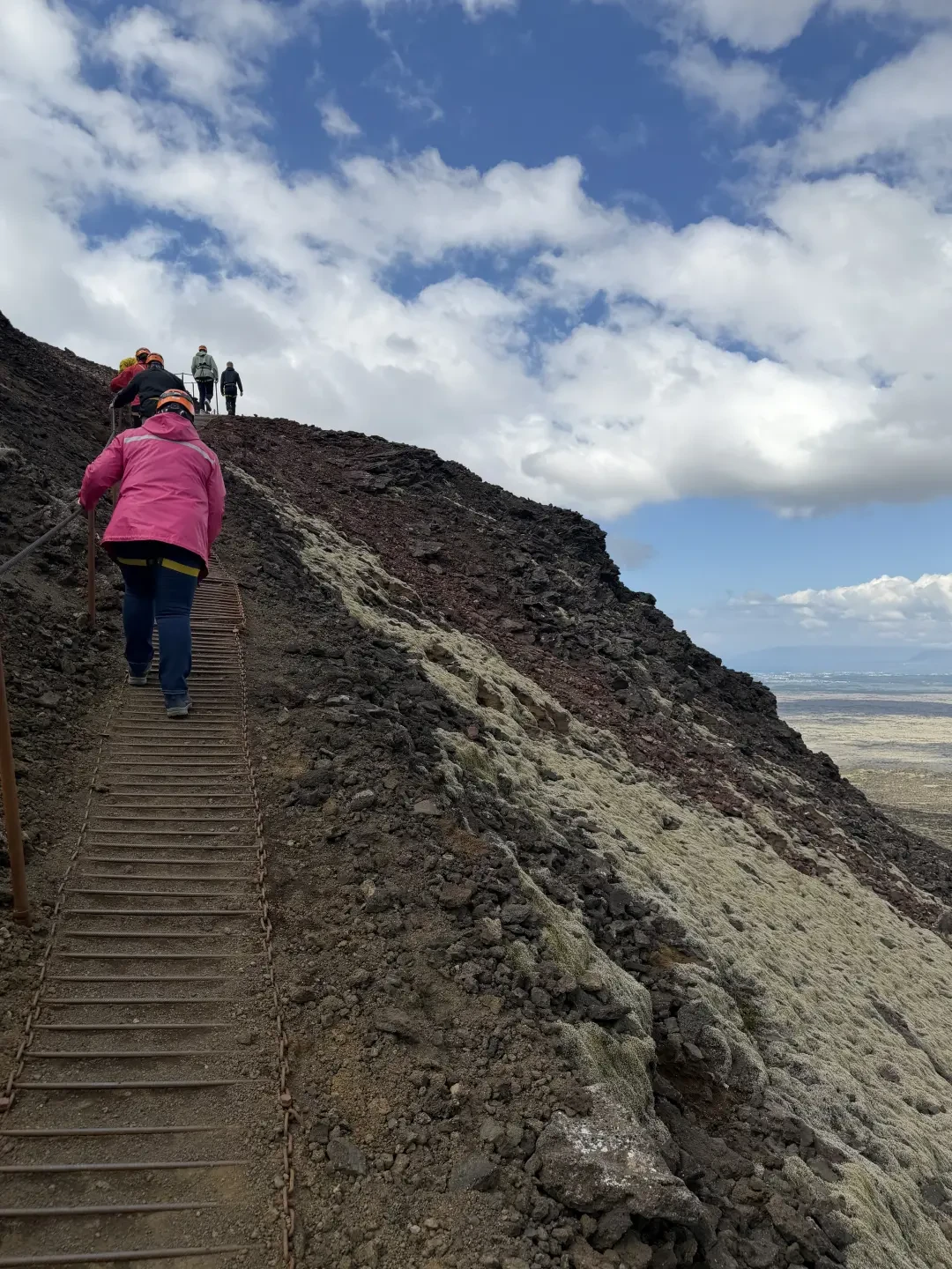 冰岛"空心火山"：直降120米，4000年的岩浆房竟是空的