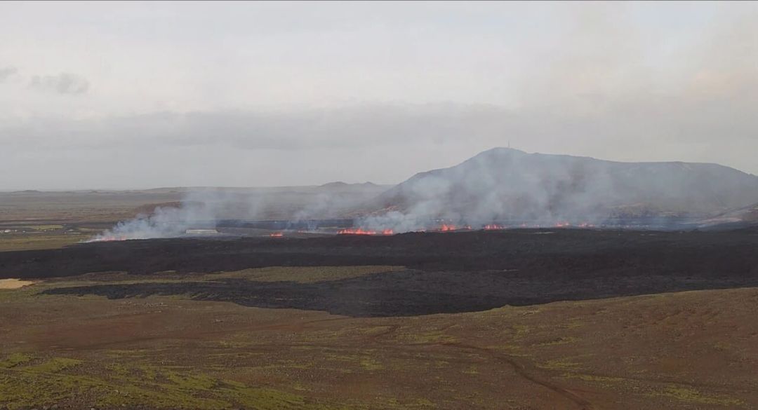 冰岛"空心火山"：直降120米，4000年的岩浆房竟是空的