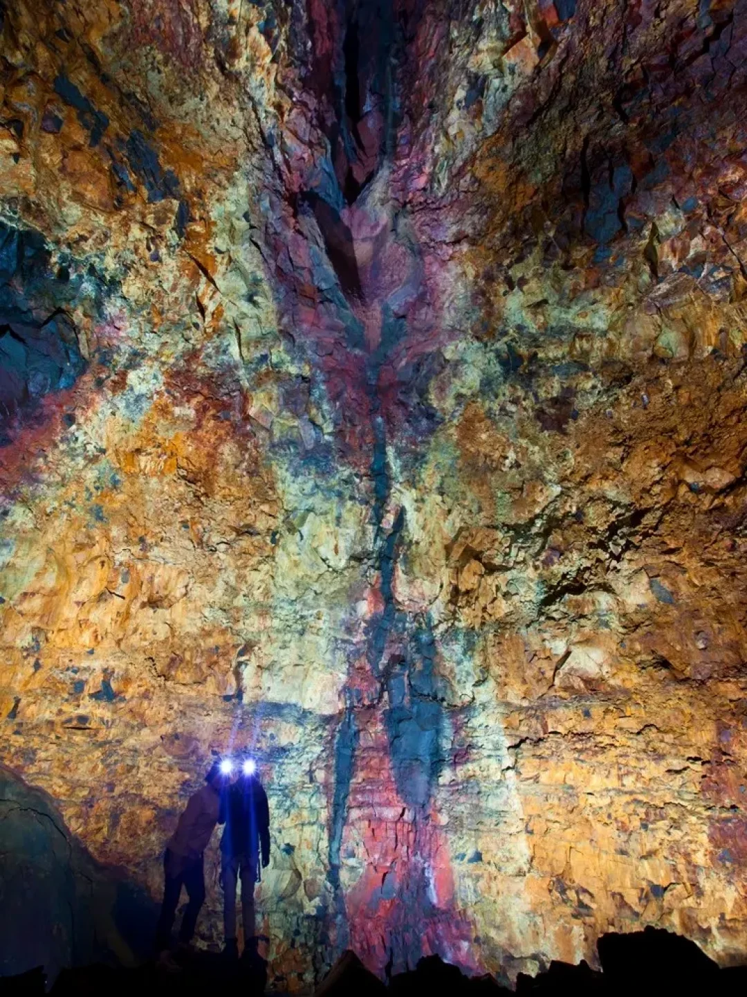 冰岛"空心火山"：直降120米，4000年的岩浆房竟是空的