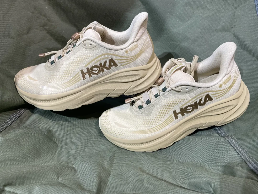 加了 GORE-TEX 的跑鞋，到底是雨天刚需还是闷脚税？