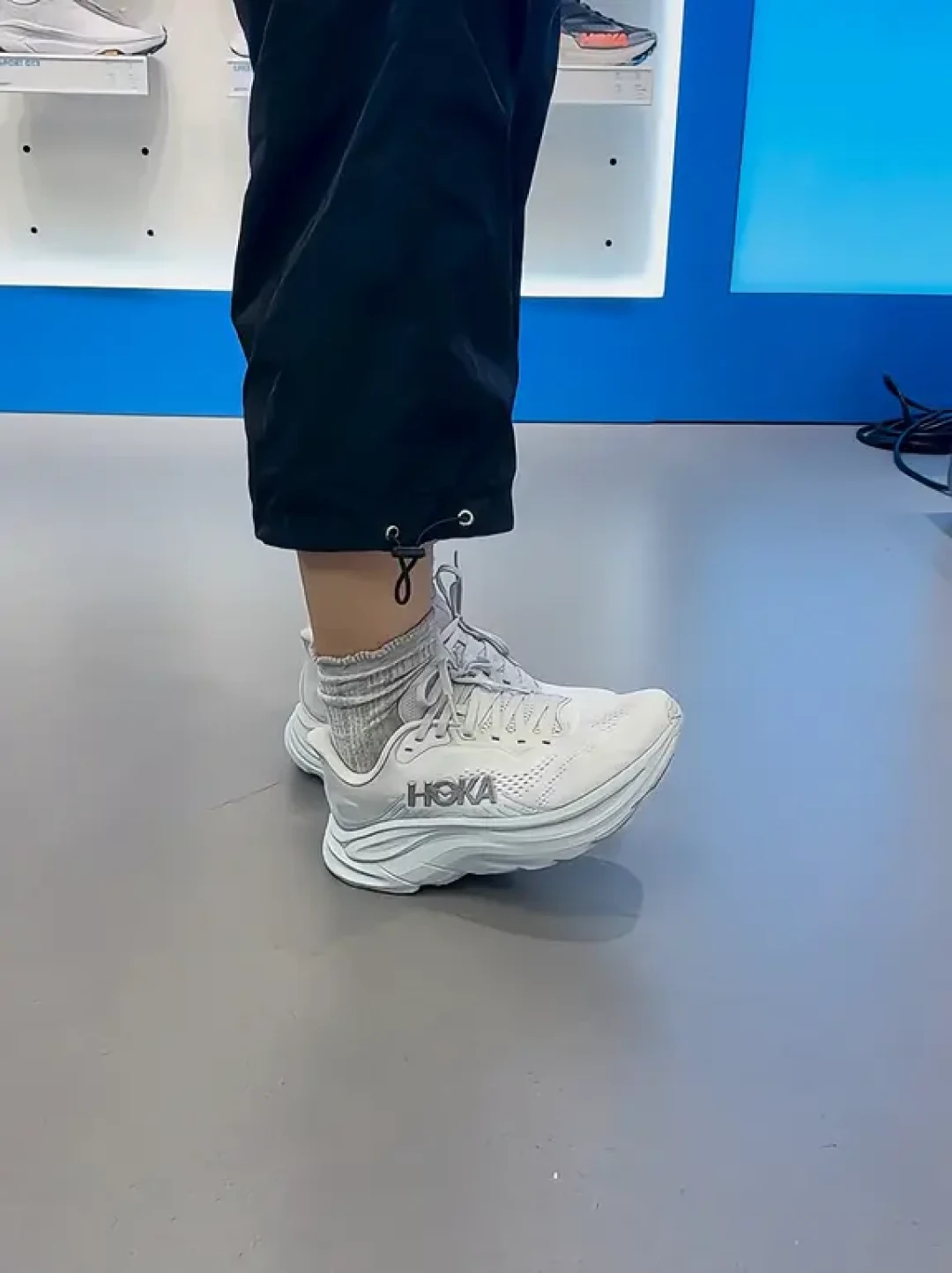 加了 GORE-TEX 的跑鞋，到底是雨天刚需还是闷脚税？