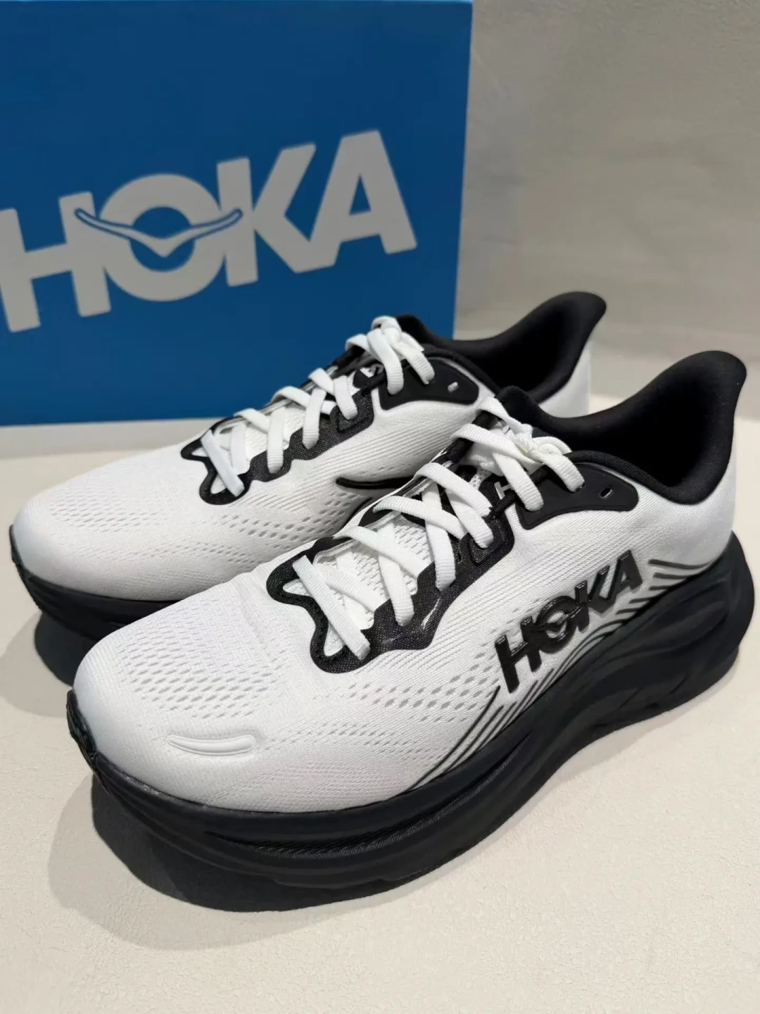 加了 GORE-TEX 的跑鞋，到底是雨天刚需还是闷脚税？