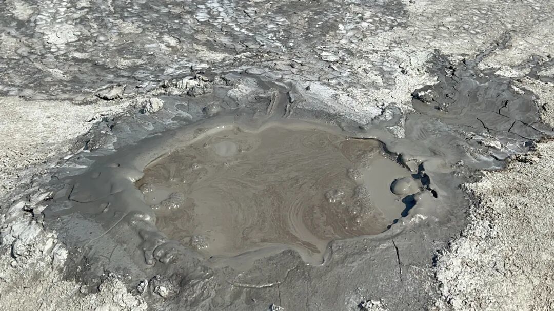 阿塞拜疆“冷火山”:400座泥火山全球近半,火山口能徒手摸