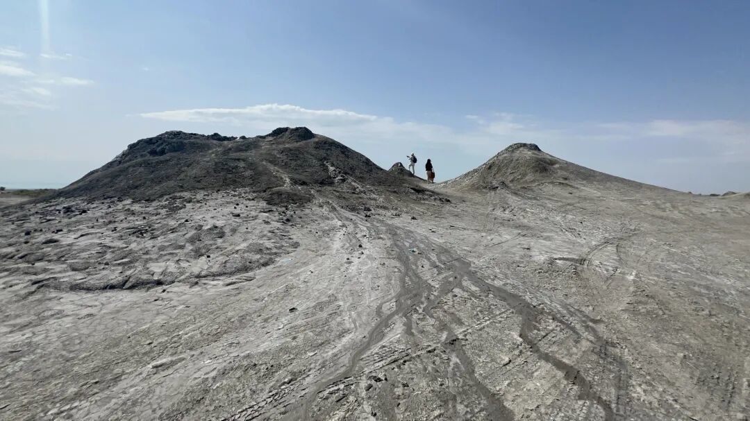 阿塞拜疆“冷火山”:400座泥火山全球近半,火山口能徒手摸