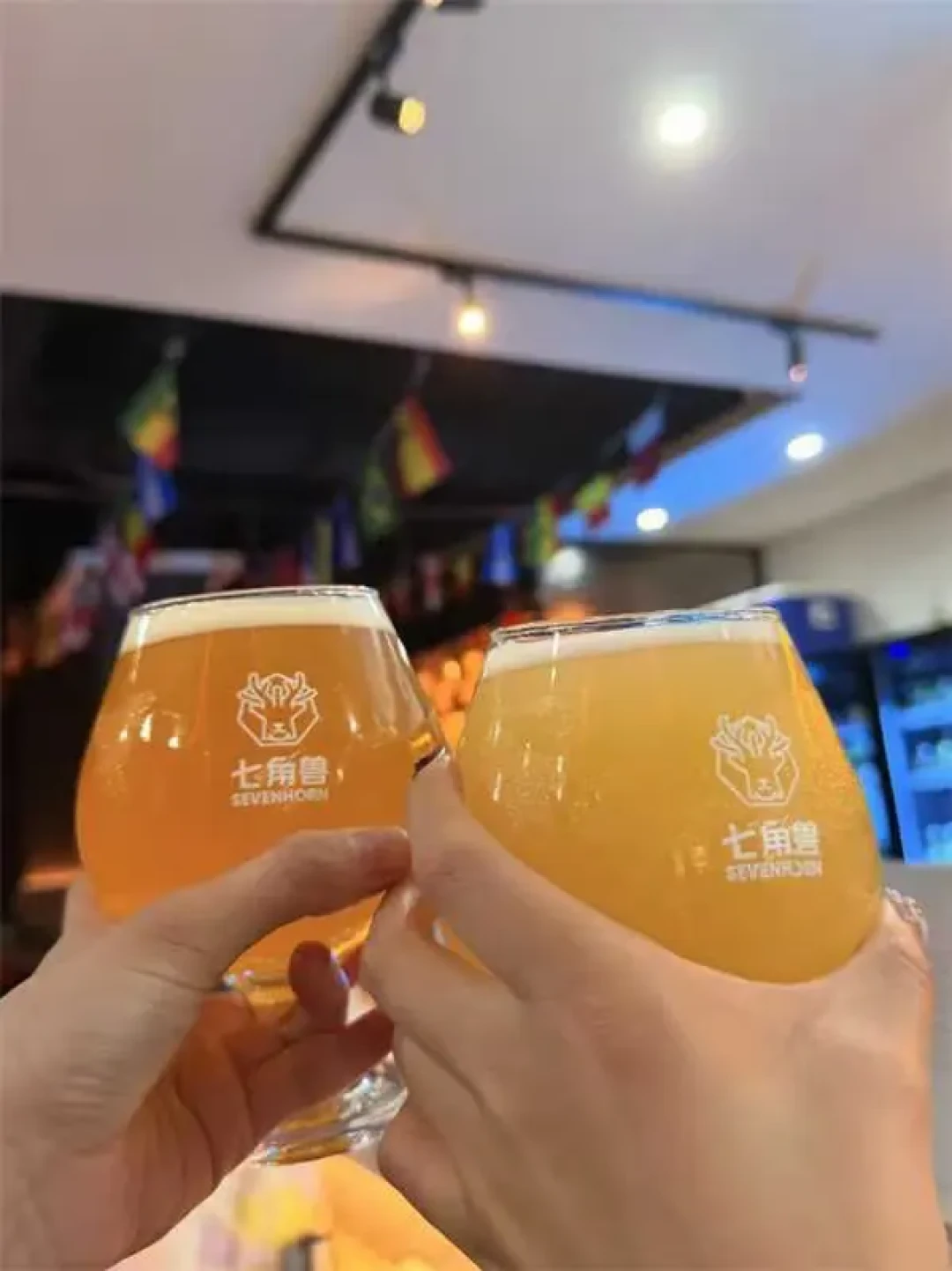 酒吧里两杯低度酒碰杯