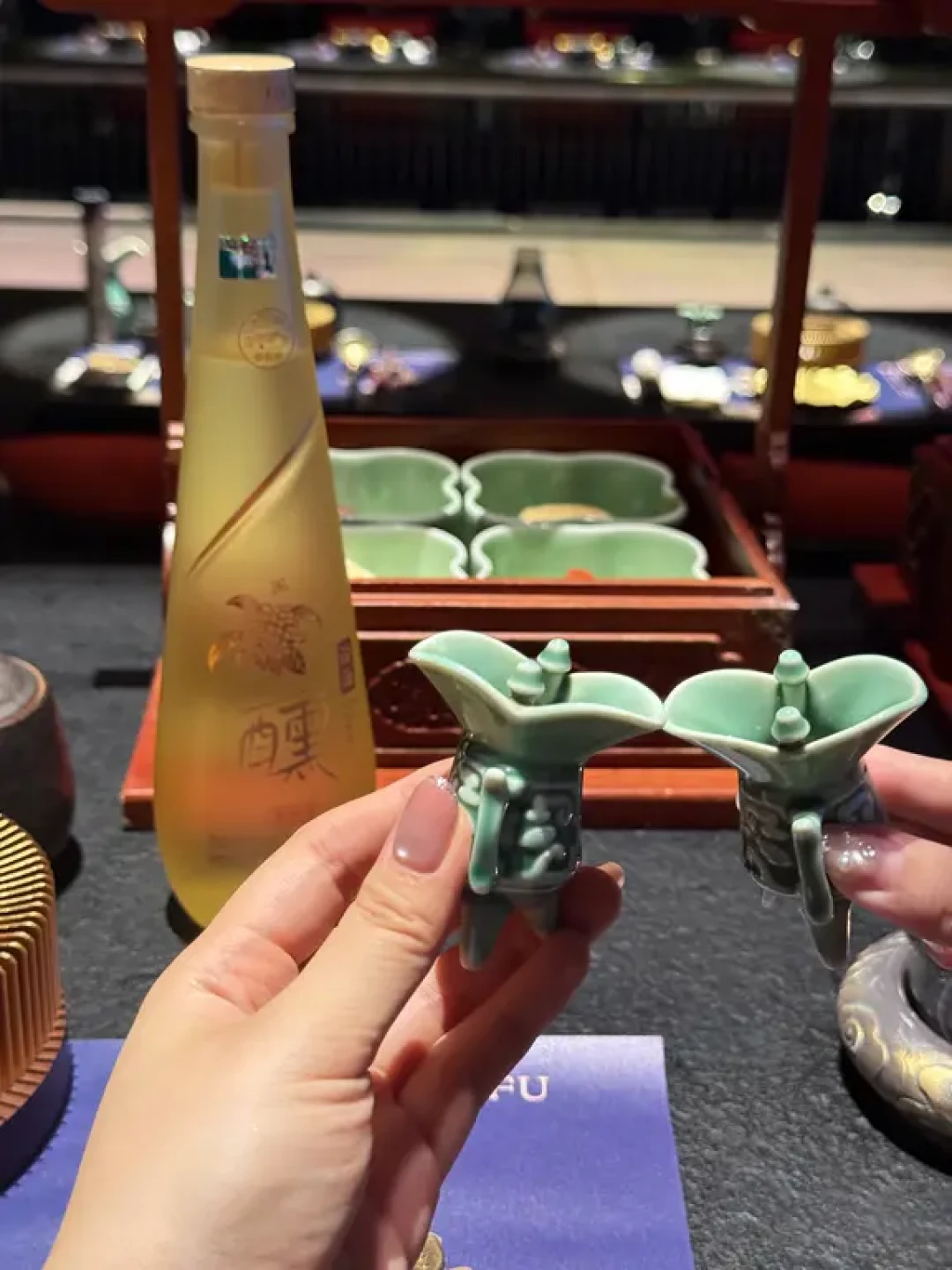 桂花酒瓶与铜爵杯碰杯场景
