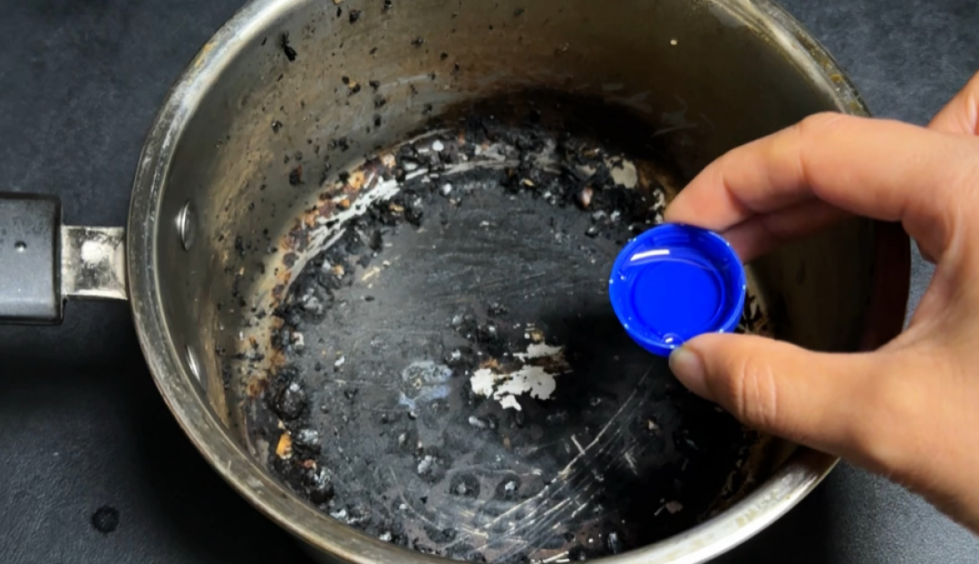 邪修家务越看越上头:塑料袋擦油污、白醋煮糊锅都有原理,就这一招是玩命