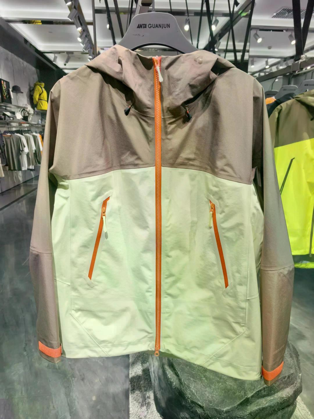 新冲锋衣淋雨就“湿”了?不是漏了,是 GORE-TEX 悄悄换掉了用了五十年的膜