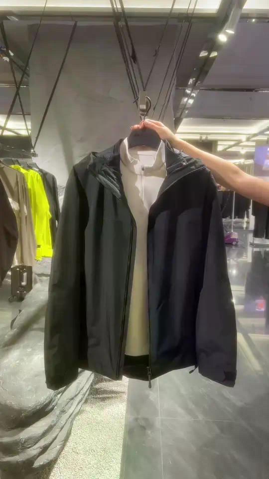 新冲锋衣淋雨就“湿”了?不是漏了,是 GORE-TEX 悄悄换掉了用了五十年的膜