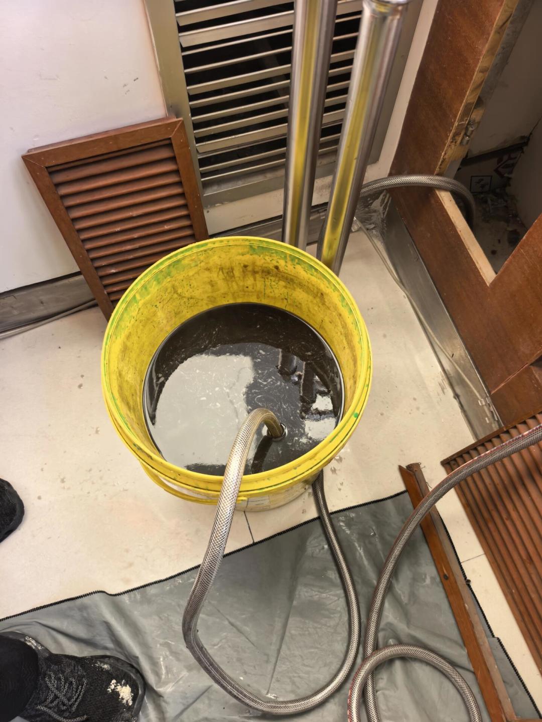 暖气片缝隙窄刷不进?开栓前先干后湿单向拽,别急着花钱洗“内部管道”