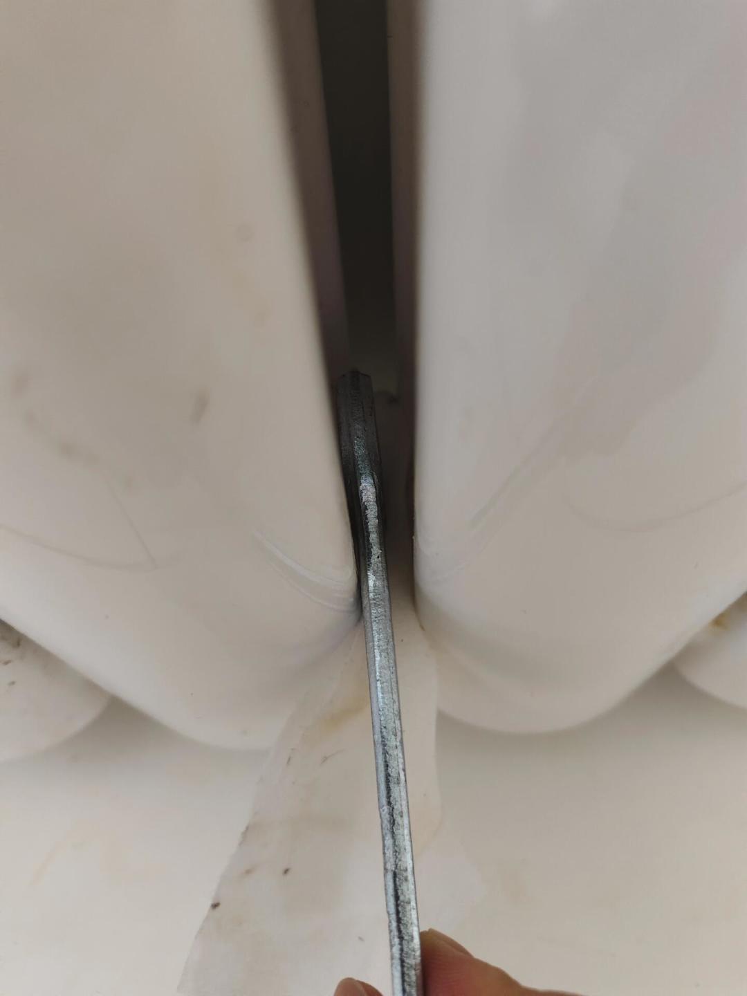 暖气片缝隙窄刷不进?开栓前先干后湿单向拽,别急着花钱洗“内部管道”