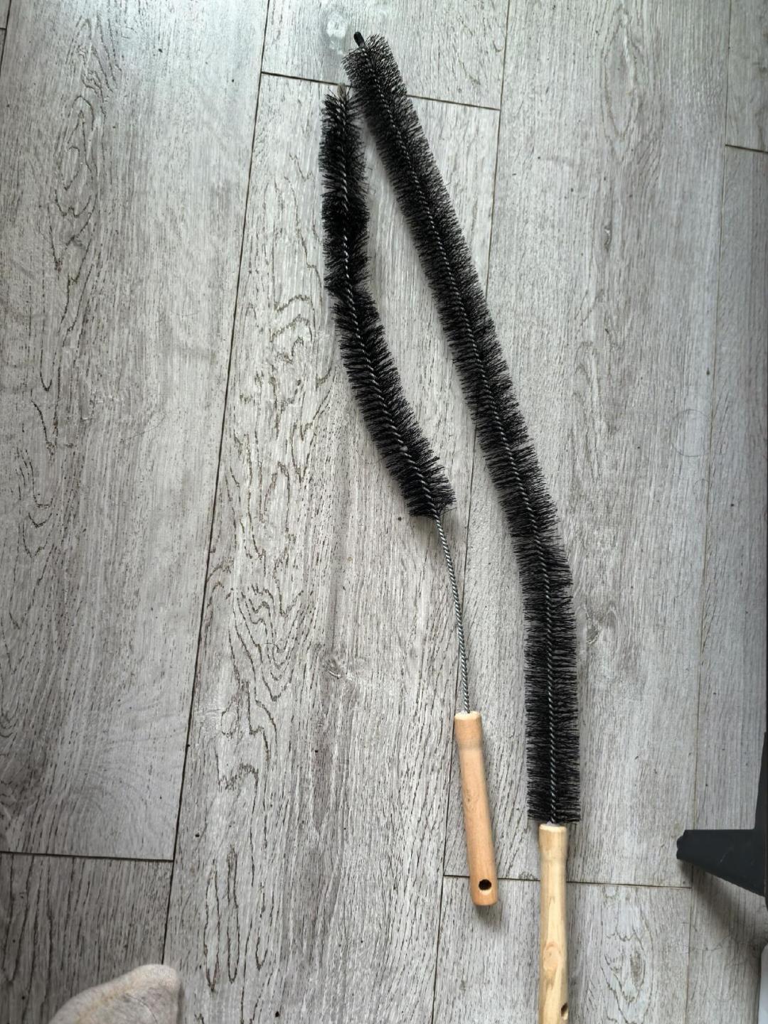 暖气片缝隙窄刷不进?开栓前先干后湿单向拽,别急着花钱洗“内部管道”