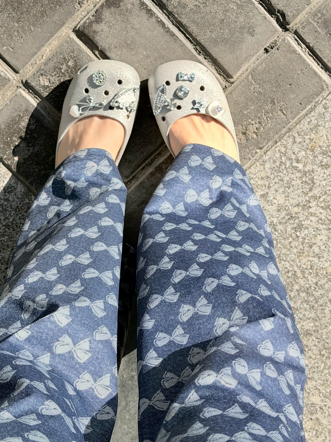 Crocs一夜涨25%，贝雅在直播间卖110：涨的和打折的，不是同一双鞋