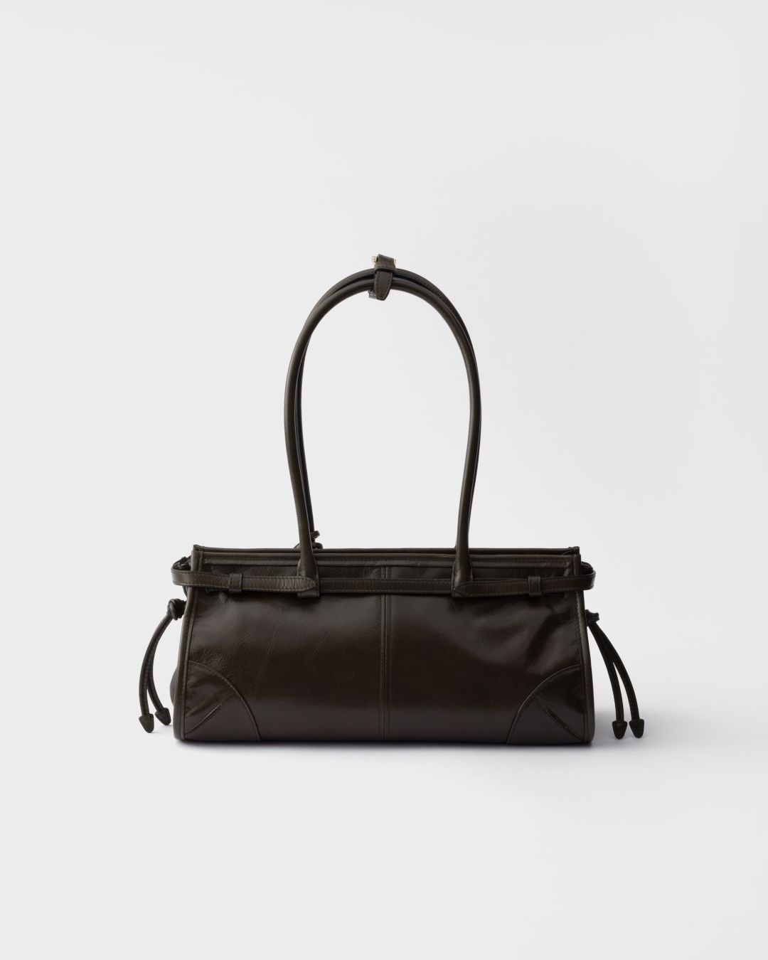 同一只 Prada Bonnie,专柜 24500,泰国免税 1.4 万:年底买普拉达,先分清四个价