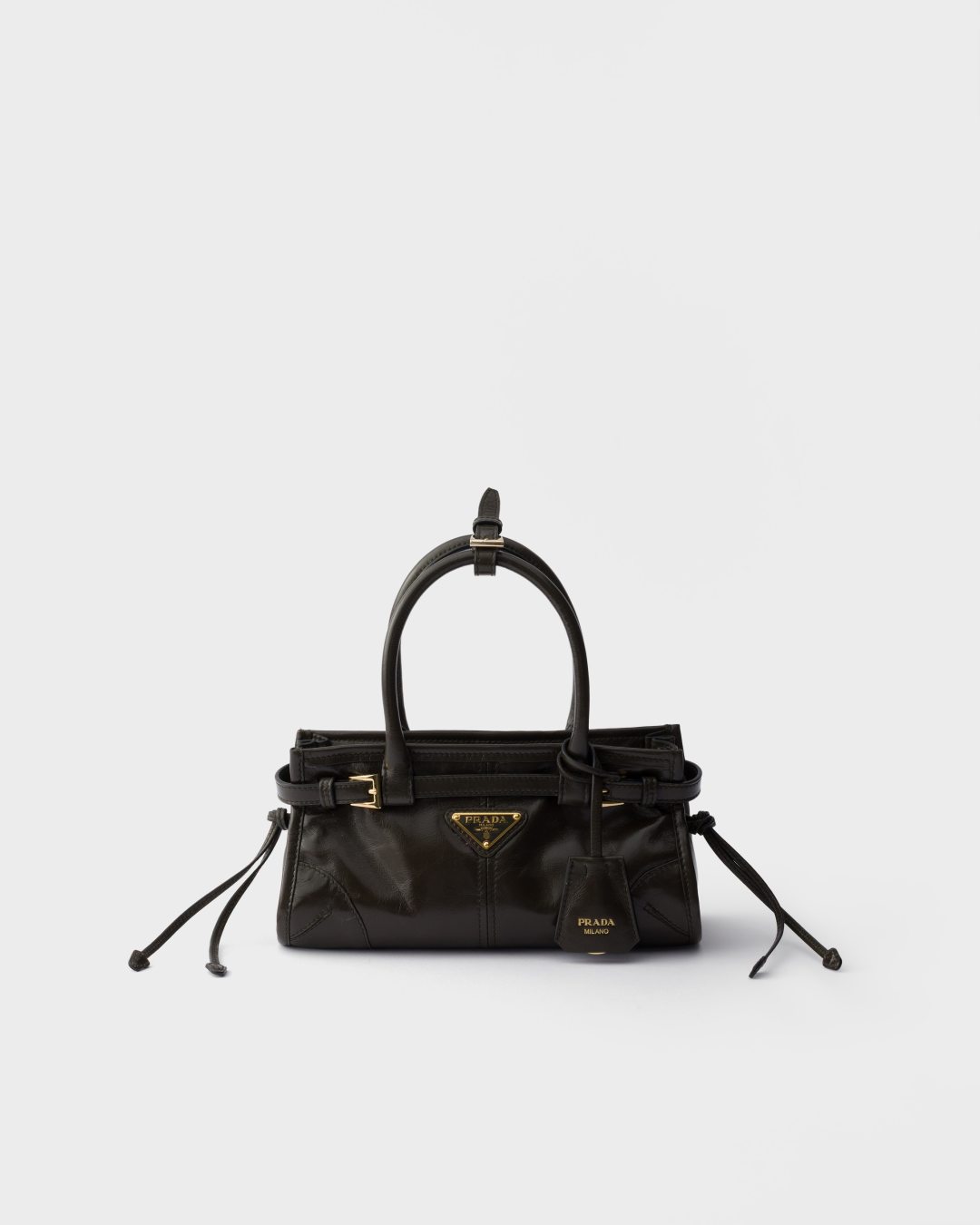 同一只 Prada Bonnie,专柜 24500,泰国免税 1.4 万:年底买普拉达,先分清四个价