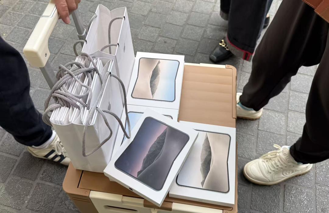 黄牛加价三天跌没,渠道价倒挂官网:双11冲不冲iPhone Duo