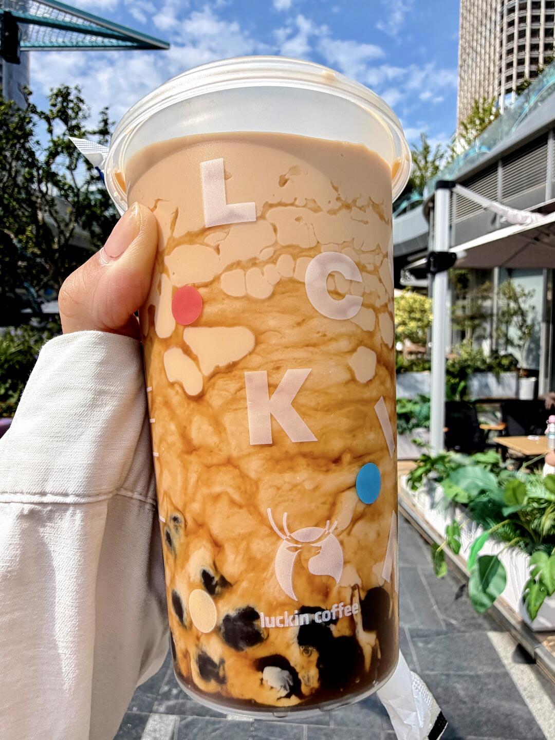 瑞幸黑糖珍珠发酸,是变质?客服说的“熟化差异”解释不了酸味