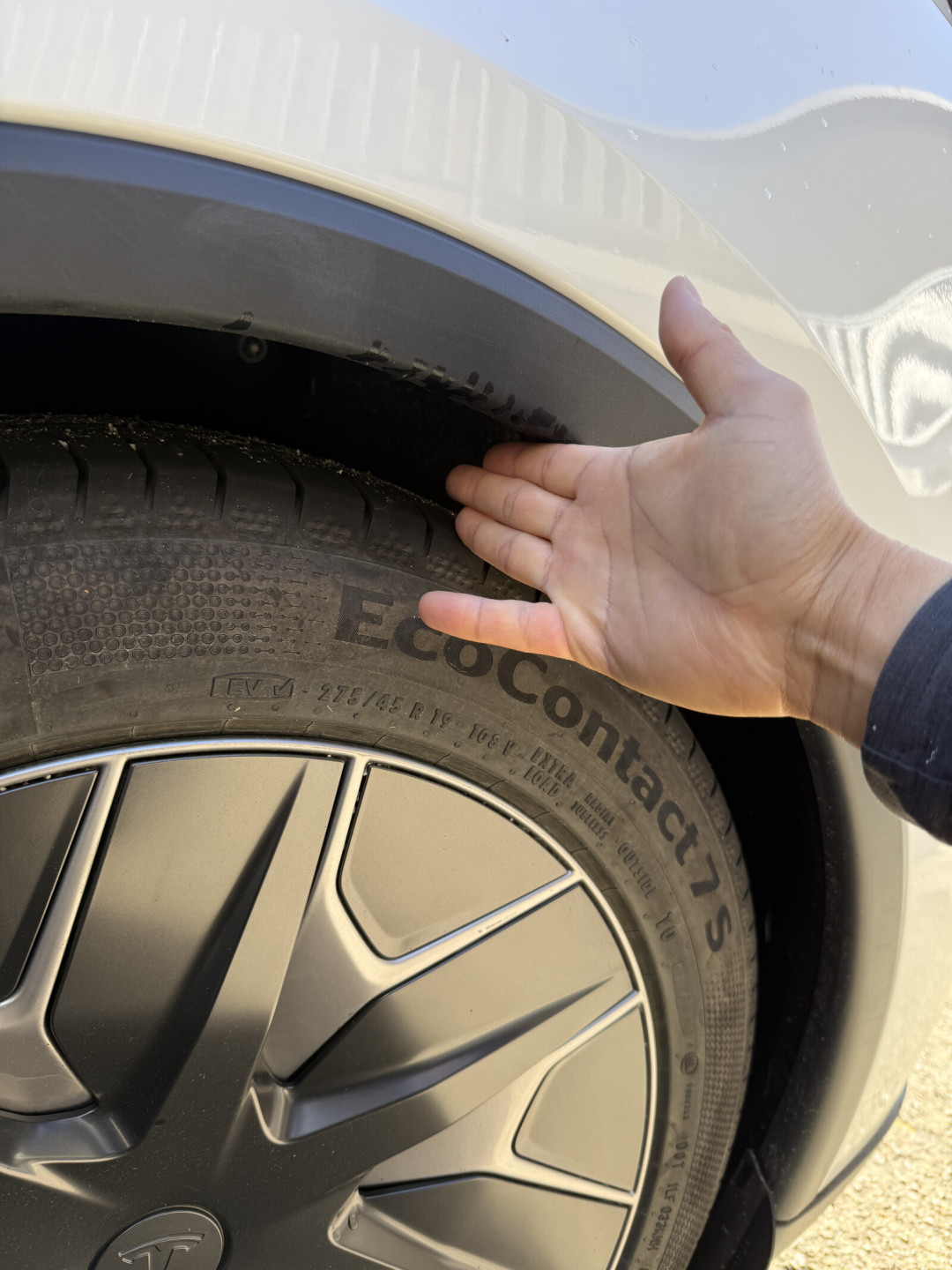 特斯拉Model Y L后轮塌陷：别等召回，先用手指量量间隙