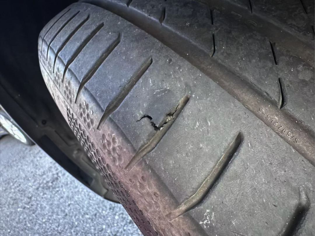特斯拉Model Y L后轮塌陷：别等召回，先用手指量量间隙