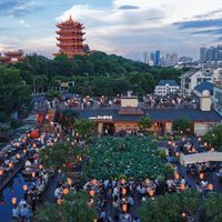 8串36元，2元还能买一杯关东煮：现在的路边摊，分成了两种