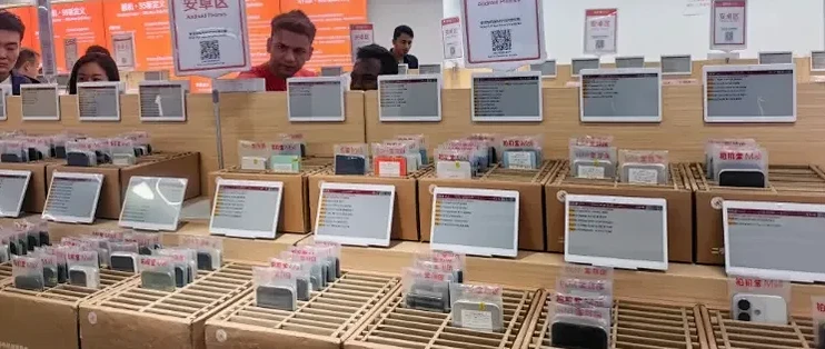 内存涨价带飞二手机！99新成华强北抢手货，iPhone15PM回涨500块