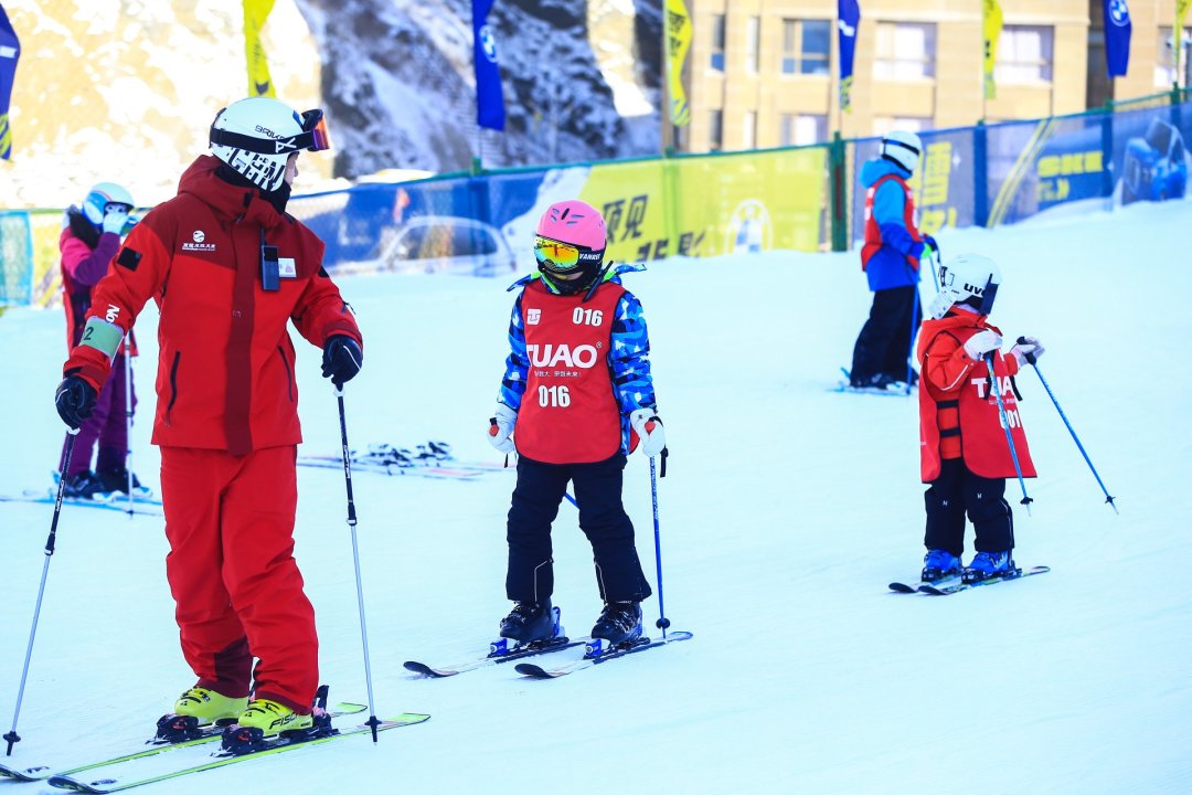 雪季开板撞上双11：第一次滑雪，先买的不是雪板，是这6样