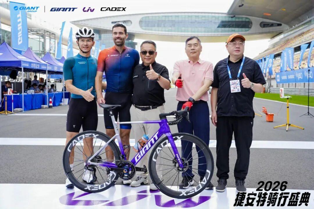F1赛道被自行车占了:五千车友冲上大直道,环意冠军也下场了