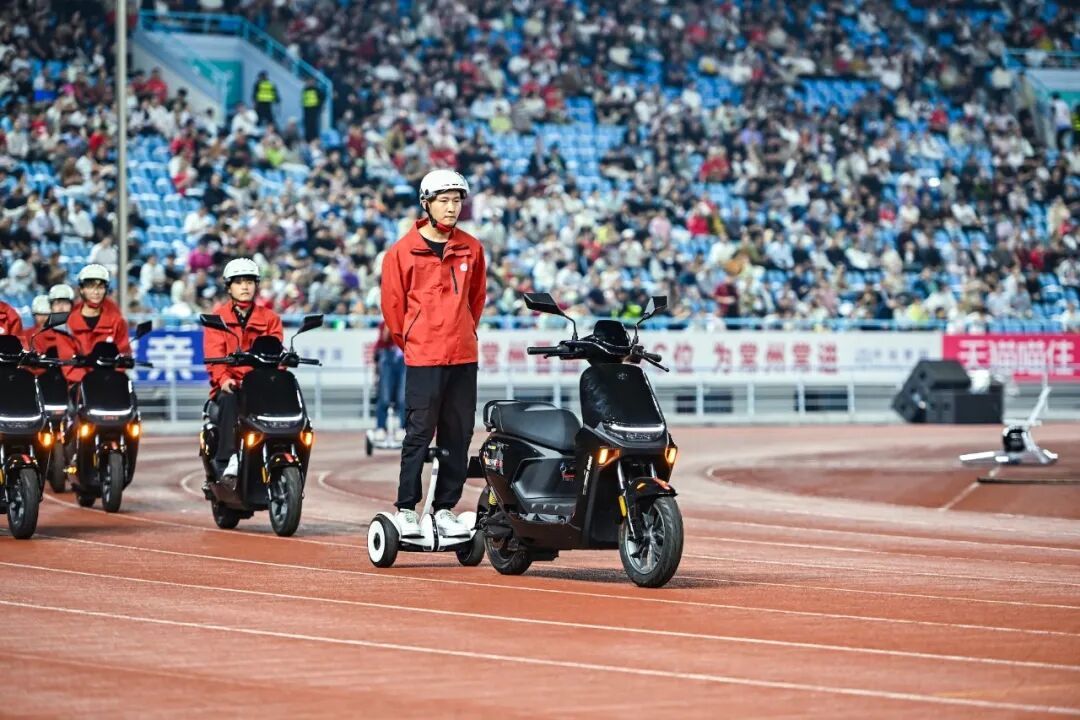 张雪说两轮自动驾驶“有点搞笑”,可他家的820X已经装上了ACC