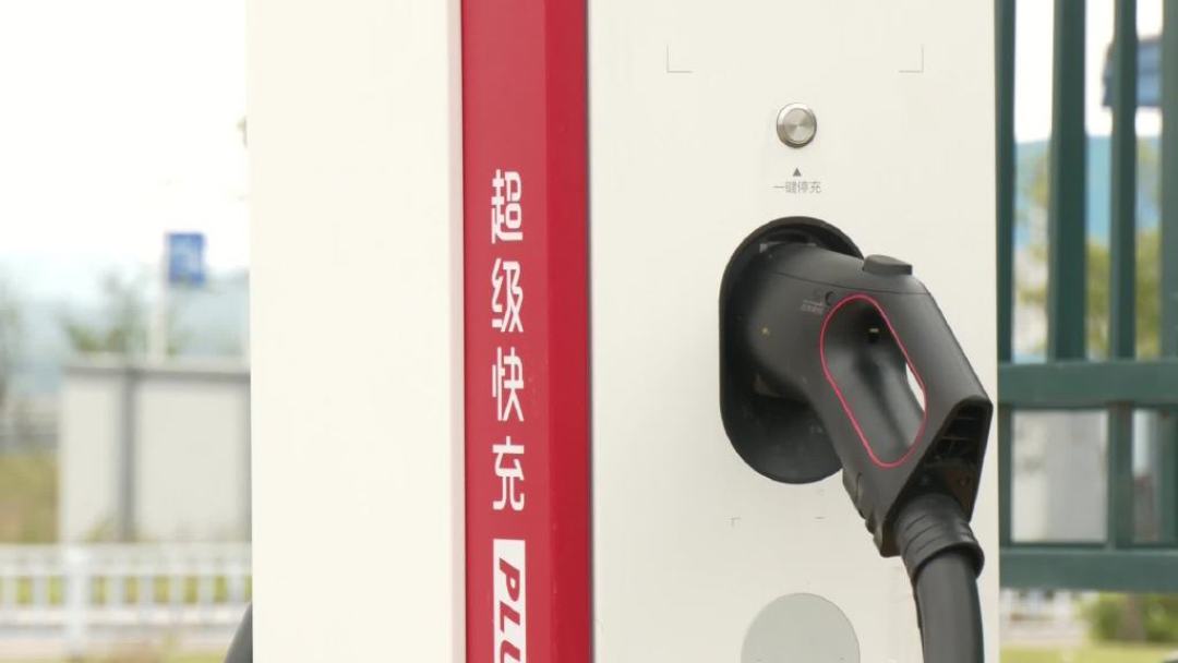 92号回到8块8，每升约2.8元是税：吵了半年的“电车该交养路费”，先算清三笔账再吵