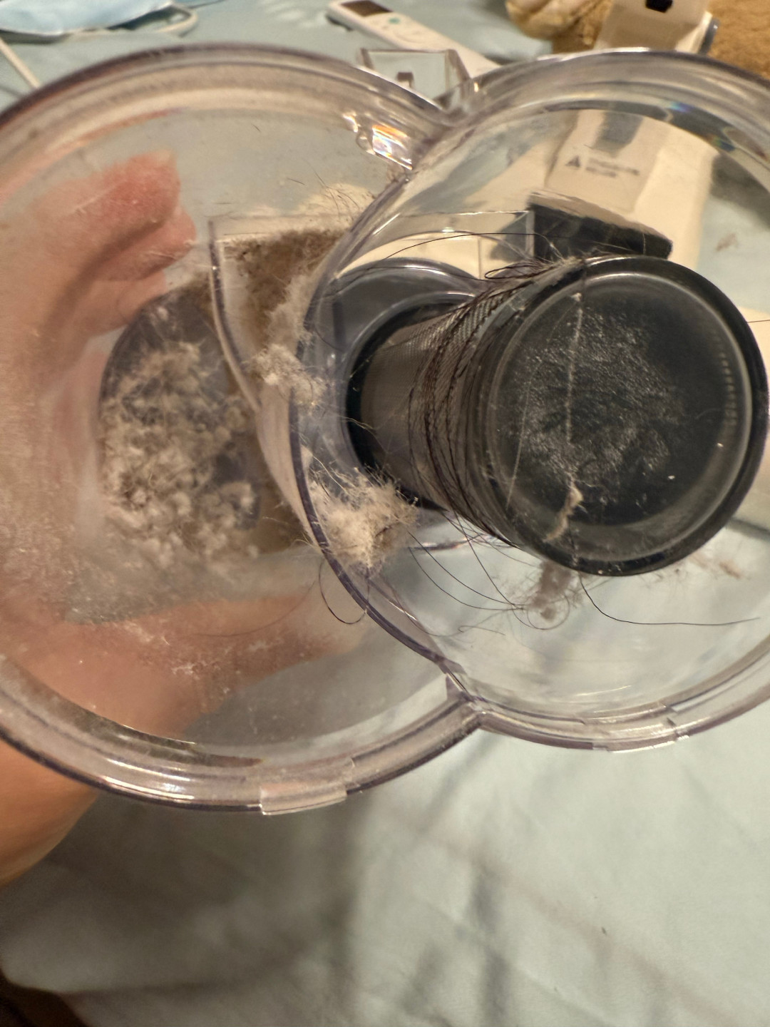 除螨仪吸出半杯白粉，多半不是螨虫：它真正管用的地方，是床垫那层洗不了、晒不透的灰