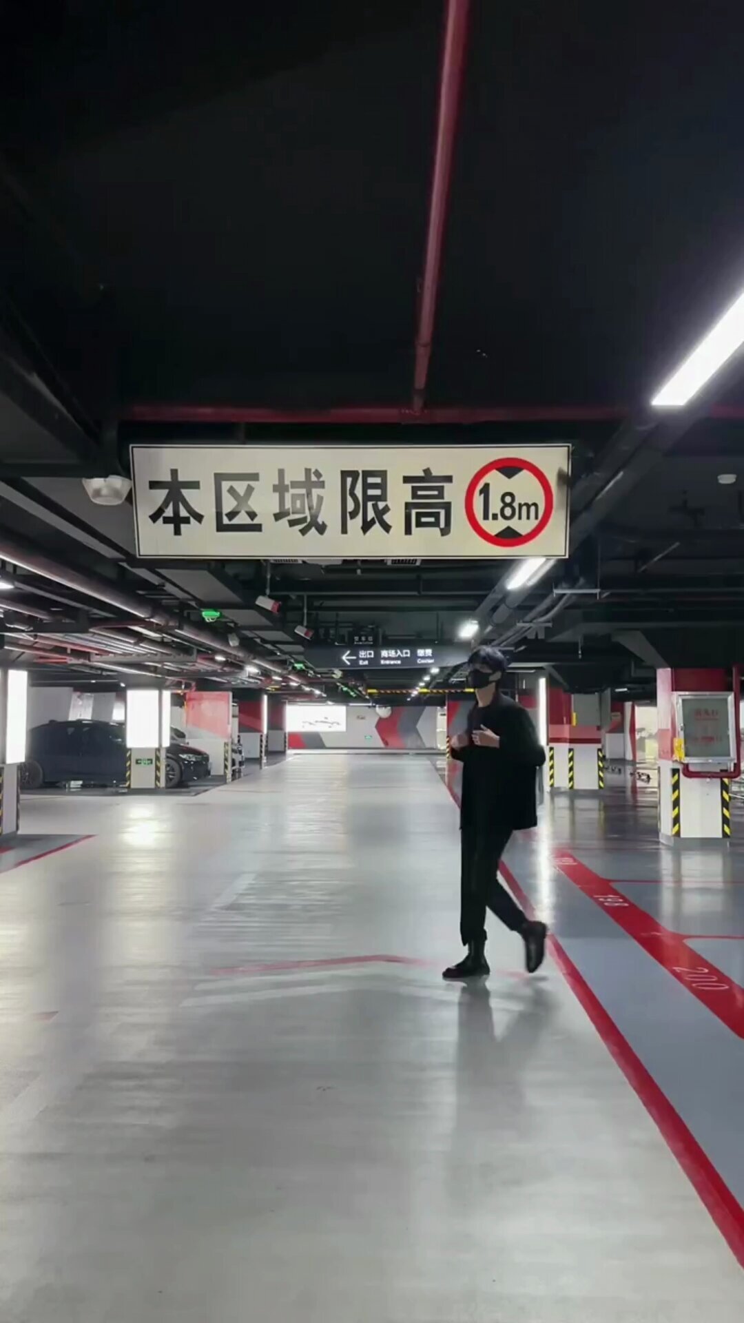 买SUV前先下一趟地库：写着限高2米，实测可能只有1.95米