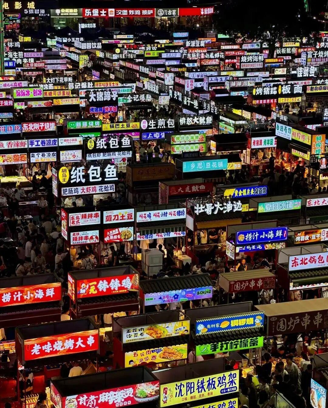 炒粉路边摊10块,隔壁店里8块:现在吃路边摊,先分清「推车的」和「租摊的」
